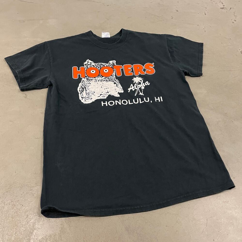 Y2K hooters Hawaii graphic t-shirt